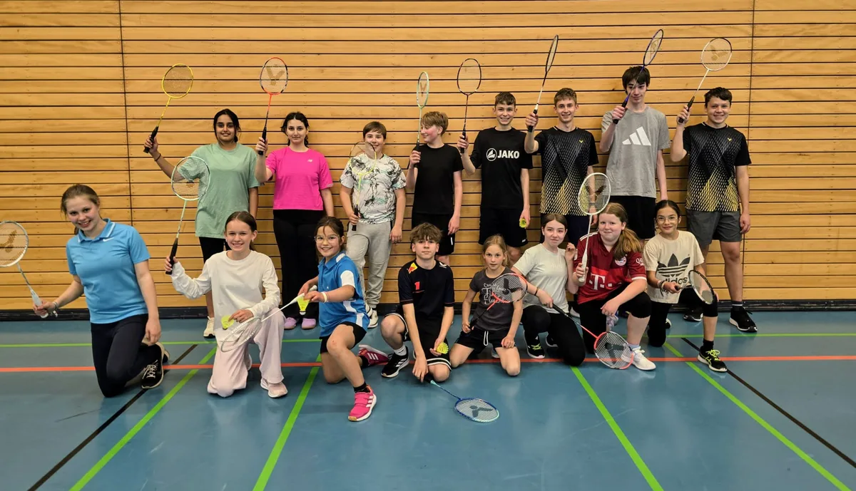 Jugendliche der Badmintonabteilung mit Schlägern