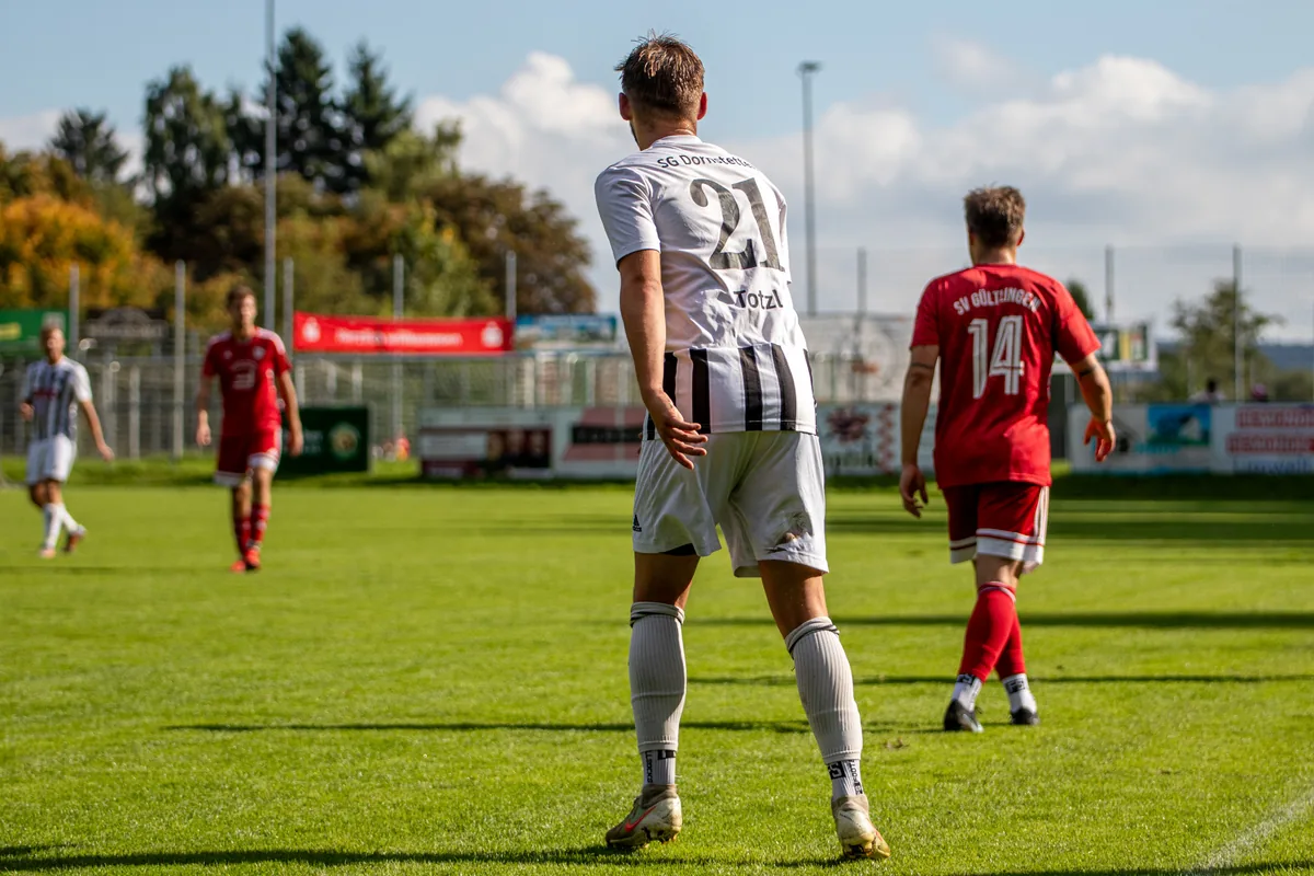 Fußballspieler der SG Dornstetten im Zweikampf