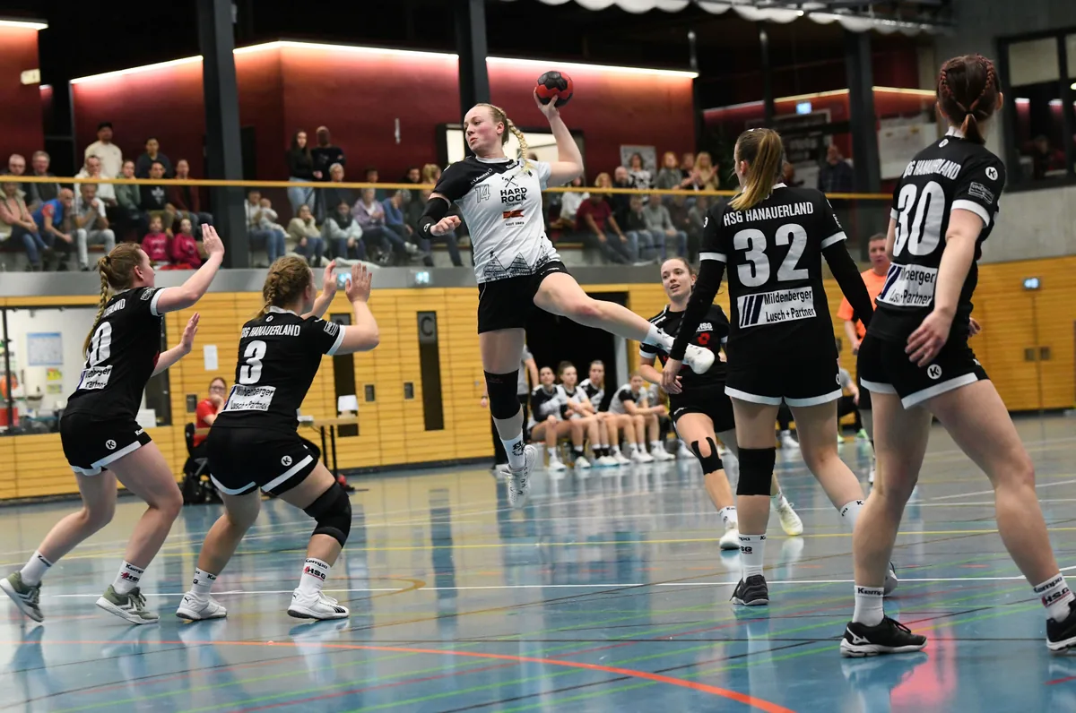 Handballerin der SG Dornstetten beim Sprungwurf