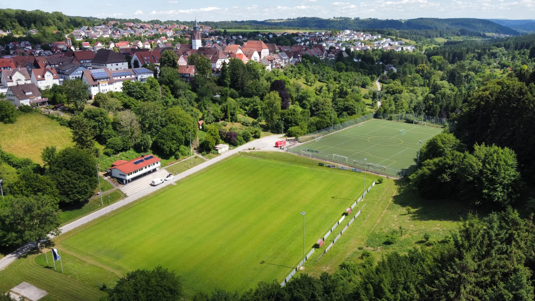 Luftaufnahme des Sportgeländes am Teich und der Stadt Dornstetten