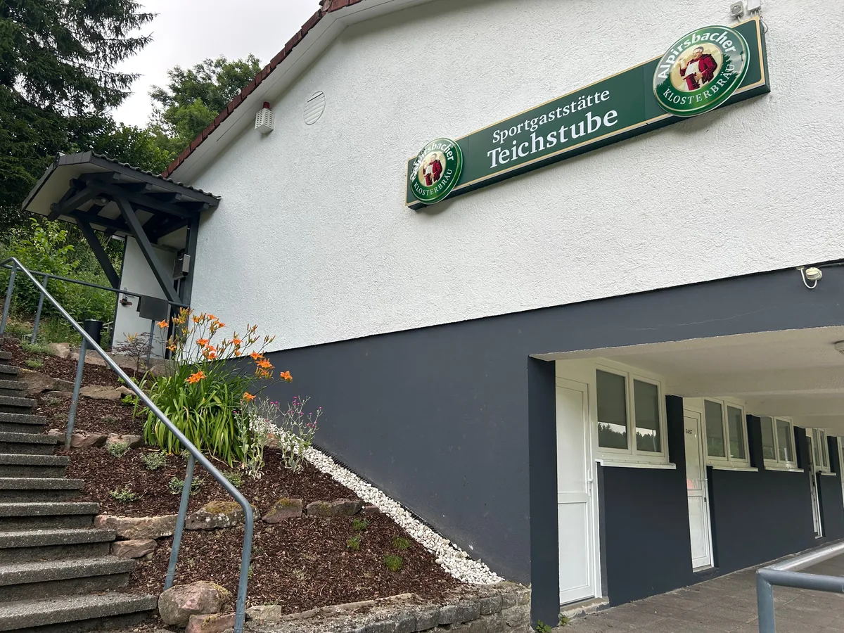Außenansicht der Sportgaststätte Teichstube