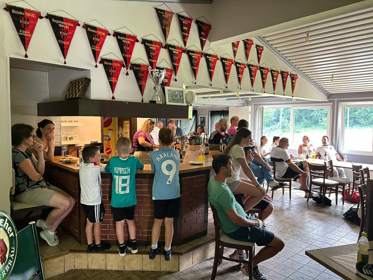 Gäste in der Teichstube am Sportplatz